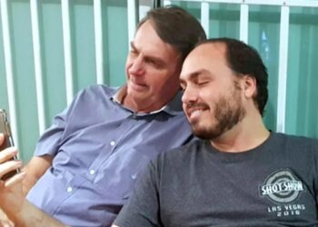 Bolsonaro confirma candidatura de Carlos ao Senado por SC: “Tem gente chamando [ele] de ‘turista’”