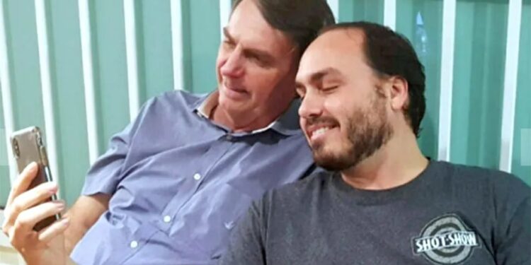 Bolsonaro confirma candidatura de Carlos ao Senado por SC: “Tem gente chamando [ele] de ‘turista’”