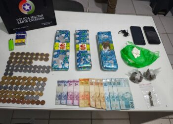 “Com a marca do Tigrinho”: Dois homens são pegos com 2kg de maconha em Schroeder