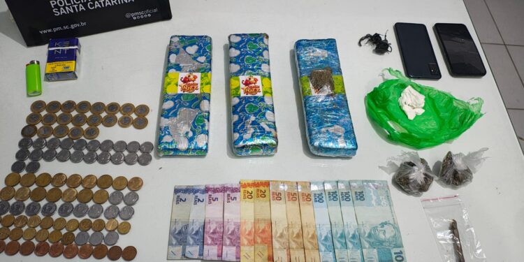 “Com a marca do Tigrinho”: Dois homens são pegos com 2kg de maconha em Schroeder