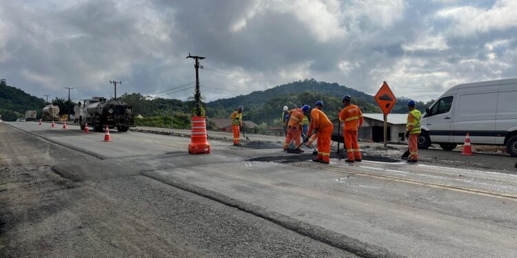 [Vídeo e fotos] Lombadas são instaladas na SC-108, em Guaramirim