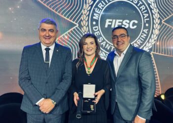 Viviane Lunelli recebe Ordem do Mérito Industrial da FIESC