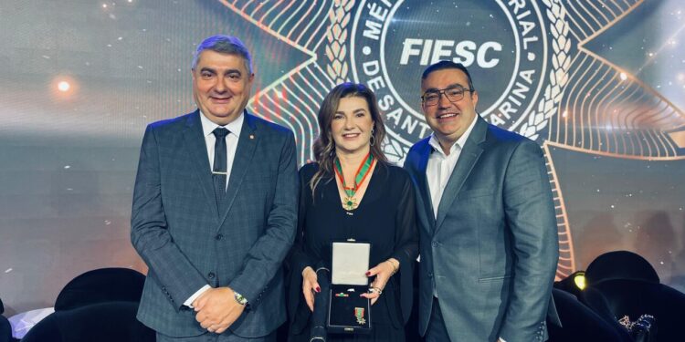Viviane Lunelli recebe Ordem do Mérito Industrial da FIESC
