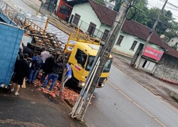 Caminhão bate no ponto de ônibus e estrutura cai sobre mulher em Guaramirim