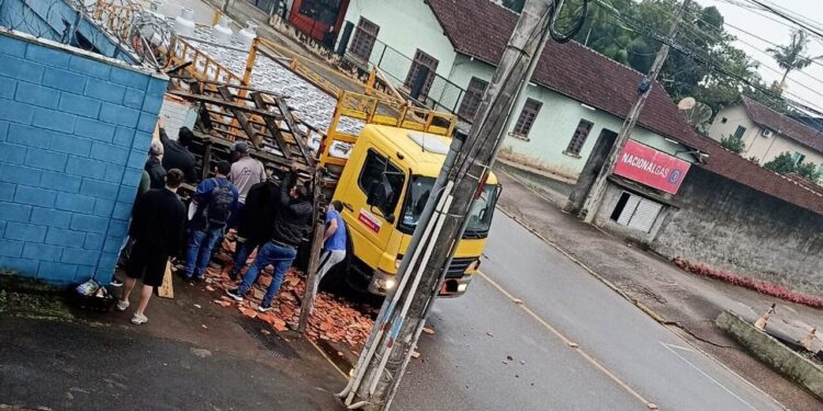 Caminhão bate no ponto de ônibus e estrutura cai sobre mulher em Guaramirim