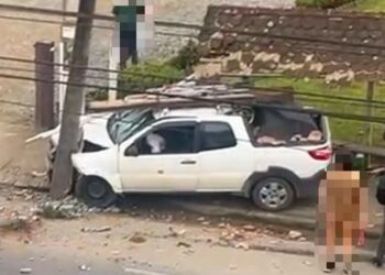[Vídeo] Motorista fica ferido após colisão contra poste em Jaraguá do Sul