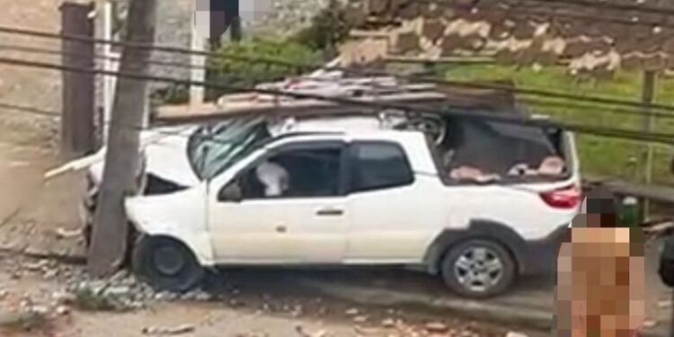 [Vídeo] Motorista fica ferido após colisão contra poste em Jaraguá do Sul