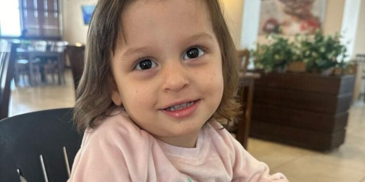 Jaraguaense de 2 anos com leucemia rara precisa de doador de medula óssea