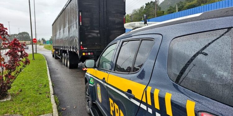 Motorista que desviou carga de R$ 1,5 milhão e forjou assalto é preso em SC