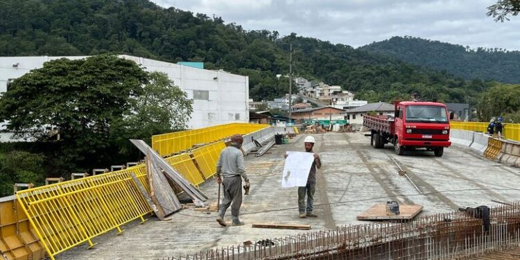 Construção de nova ponte em Jaraguá do Sul avança com etapa de concretagem