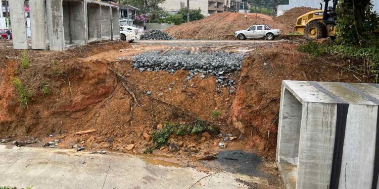 Galerias são instaladas em ribeirões para ampliação da Rua 13 de Maio, em Jaraguá do Sul