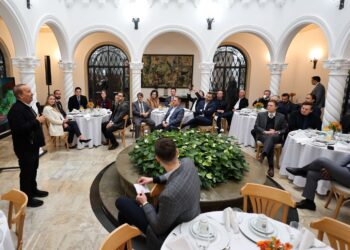 Governo de SC anuncia corte de impostos e zera sobre alimentos da cesta básica