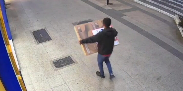 [Vídeo] Câmera flagra grupo de ladrões que levou TVs de loja de Jaraguá do Sul