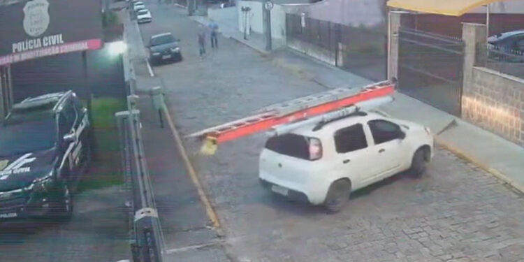 Foragido é preso após ser visto manobrando carro na frente da Polícia Civil em Jaraguá do Sul