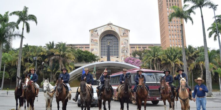 [Vídeos e fotos] ‘Tropeiros da Fé’ terminam romaria de Guaramirim até Aparecida