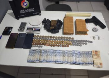 “Casal do tráfico”: PMs prendem traficantes e apreendem 1,5 kg de maconha em Schroeder