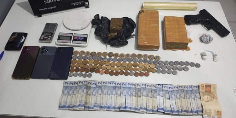 “Casal do tráfico”: PMs prendem traficantes e apreendem 1,5 kg de maconha em Schroeder