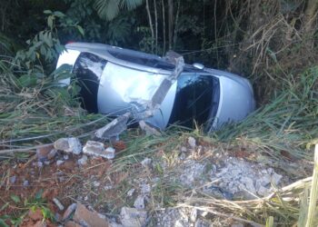 Motorista fica ferido após sair da pista em Guaramirim