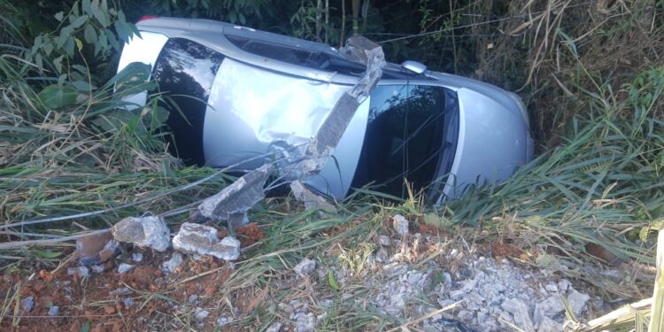 Motorista fica ferido após sair da pista em Guaramirim
