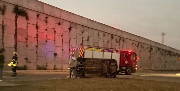 Duas pessoas ficam feridas em capotamento na BR-280, em Guaramirim
