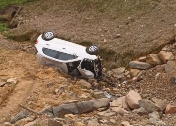 Jovem fica ferida após carro capotar na BR-280, em Corupá