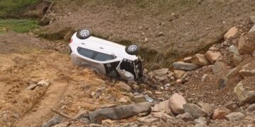 Jovem fica ferida após carro capotar na BR-280, em Corupá