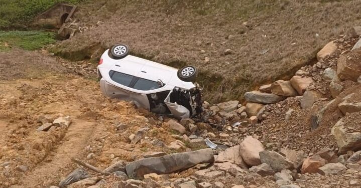 Jovem fica ferida após carro capotar na BR-280, em Corupá