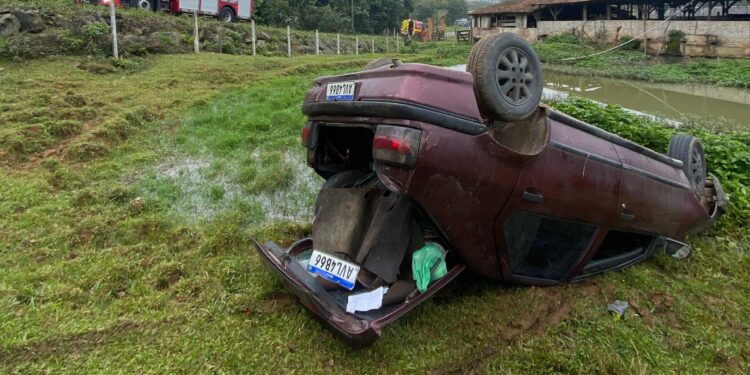 Motorista é levado ao hospital após saída de pista em Guaramirim