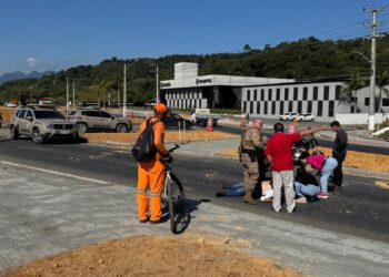 [Vídeo] Câmera flagra acidente entre carro e moto na BR-280, em Jaraguá do Sul