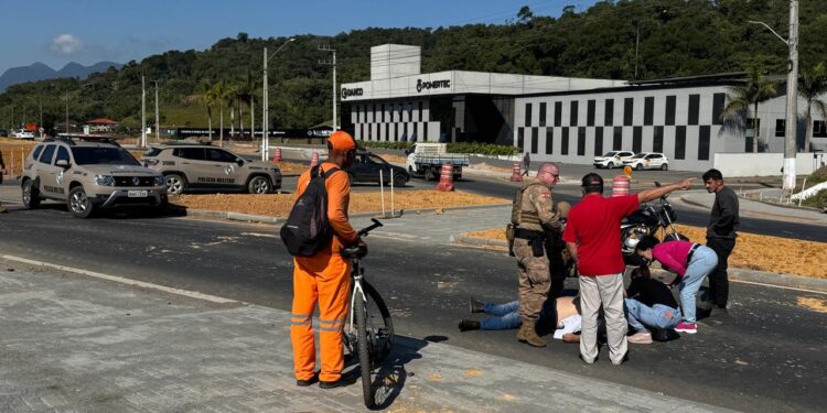 [Vídeo] Câmera flagra acidente entre carro e moto na BR-280, em Jaraguá do Sul