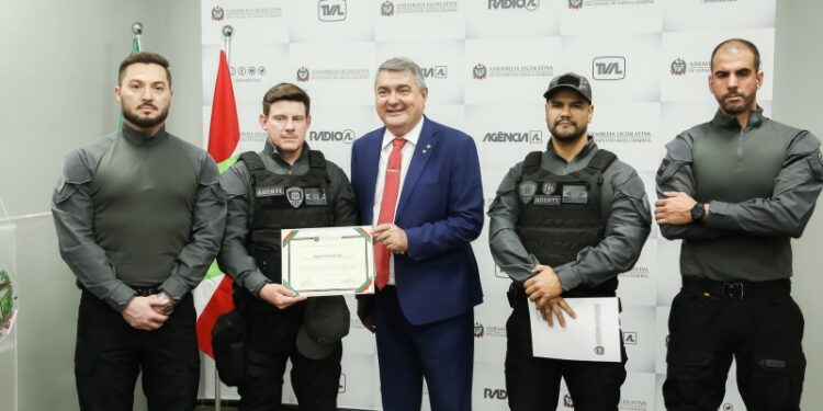 Agentes são reconhecidos na Alesc por resgate e salvamento em acidentes de trânsito na região