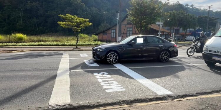 [Vídeo] Novidade no trânsito de Jaraguá: Faixas exclusivas para motos são instaladas