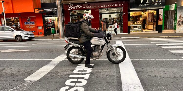 Motoboys aprovam criação de faixas exclusivas para motos em Jaraguá do Sul