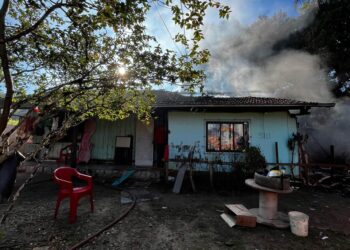 [Vídeo] Incêndio destrói casa em Pomerode e deixa duas pessoas feridas