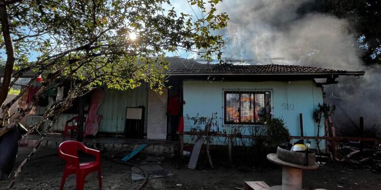 [Vídeo] Incêndio destrói casa em Pomerode e deixa duas pessoas feridas