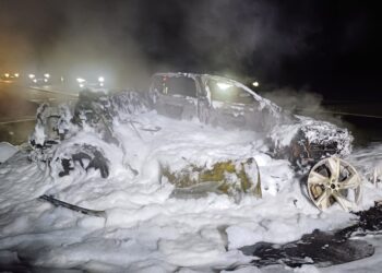 Carro pega fogo após acidente na BR-280, entre Guaramirim e Araquari