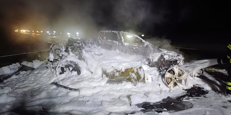 Carro pega fogo após acidente na BR-280, entre Guaramirim e Araquari