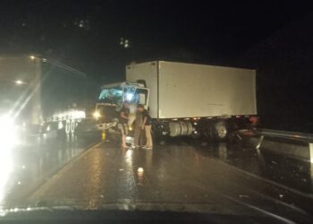 Caminhão bate contra paredão de pedras na Serra de Corupá