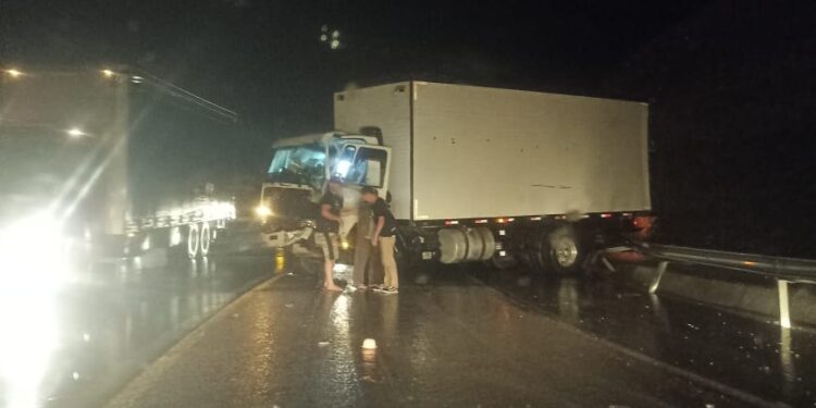 Caminhão bate contra paredão de pedras na Serra de Corupá