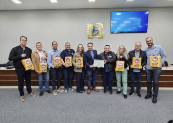 Rádio 105 FM recebe homenagem da Câmara de Vereadores de Guaramirim pelo aniversário de 20 anos