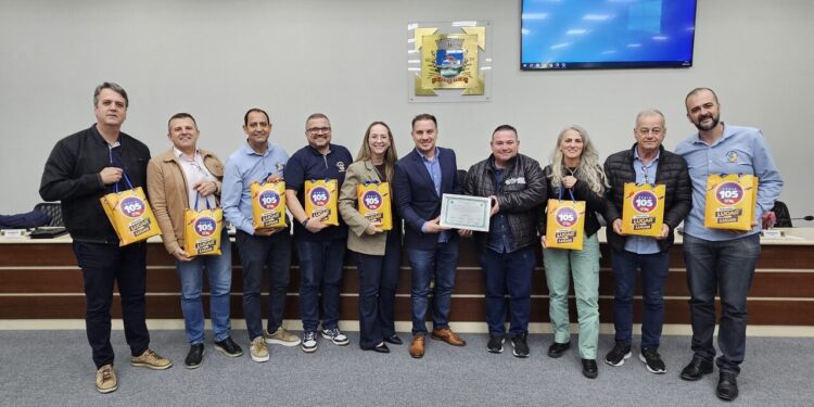 Rádio 105 FM recebe homenagem da Câmara de Vereadores de Guaramirim pelo aniversário de 20 anos