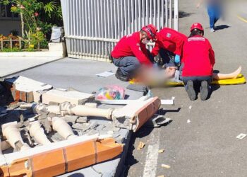 Adolescente fica ferido ao colidir carro no portão e muro de casa, em Jaraguá do Sul