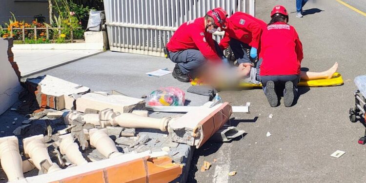 Adolescente fica ferido ao colidir carro no portão e muro de casa, em Jaraguá do Sul