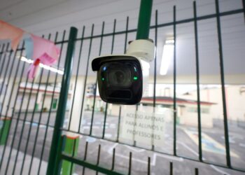 SC reforça segurança nas escolas com instalação de 10 mil câmeras e botão do pânico