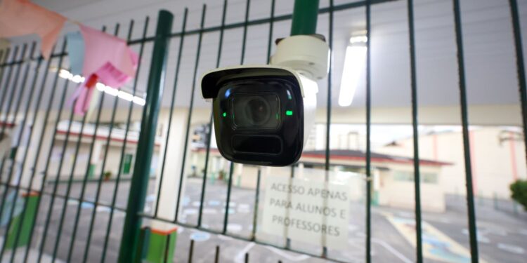 SC reforça segurança nas escolas com instalação de 10 mil câmeras e botão do pânico
