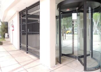 Justiça confirma validade de lei que exige portas giratórias em escolas de Jaraguá do Sul