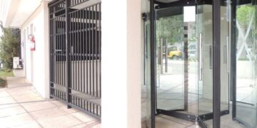 Justiça confirma validade de lei que exige portas giratórias em escolas de Jaraguá do Sul