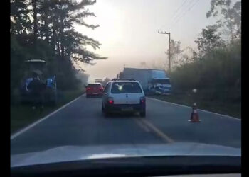 [Vídeo] Caminhão e trator se envolvem em acidente na SC-415, em São João do Itaperiú