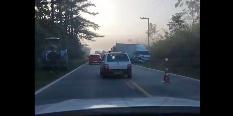 [Vídeo] Caminhão e trator se envolvem em acidente na SC-415, em São João do Itaperiú