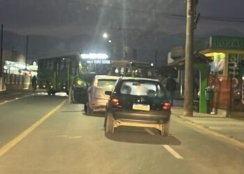 Motociclista que colidiu com ônibus morre no hospital em Jaraguá do Sul